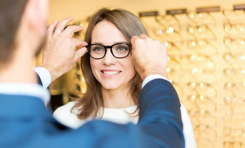 Thắc mắc: Mặt trái xoan đeo kính gì đẹp? 2