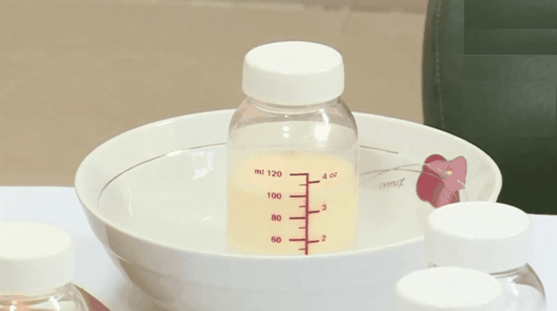 Sữa mẹ vắt ra để ngoài có cần hâm nóng không