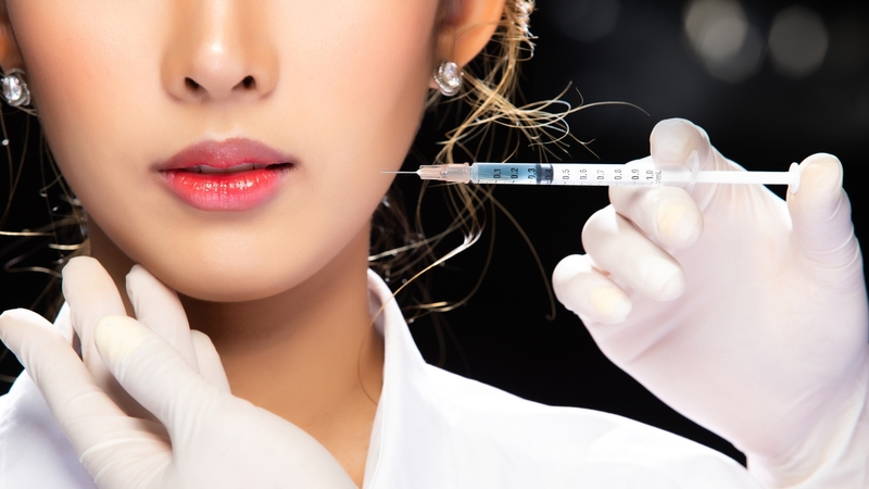 Thắc mắc: Tiêm filler cằm có nặn mụn được không? 1