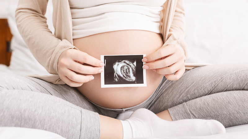 Bác sĩ đo đạc các chỉ số của thai nhi qua hình ảnh siêu âm