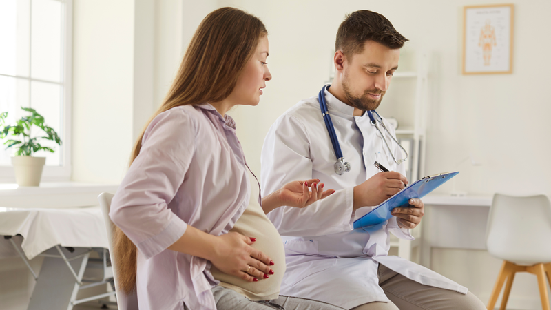 Mẹ bầu nên đi khám sớm khi thấy dấu hiệu bất thường để đảm bảo an toàn cho bé