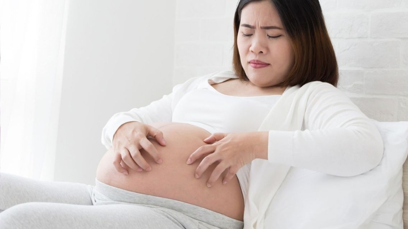 Nhiều mẹ bầu băn khoăn thai nhi mọc tóc mẹ có ngứa bụng không