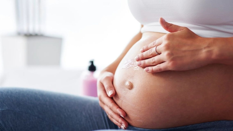Da khô và thay đổi nội tiết có thể khiến mẹ bầu cảm thấy ngứa ngáy