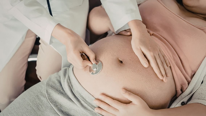 Thăm khám kịp thời sẽ giúp mẹ bầu yên tâm hơn khi thai nhi rung trong bụng