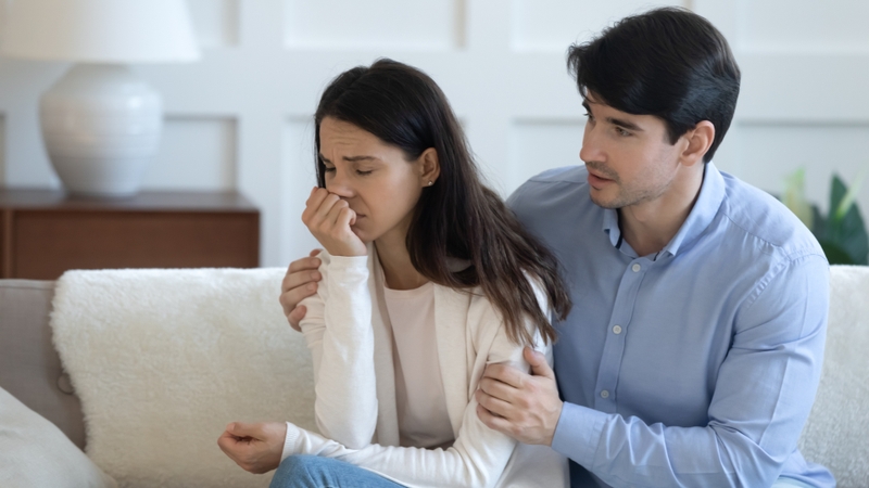 Sảy thai sinh hóa có thể gây hụt hẫng và lo lắng, đặc biệt với những cặp vợ chồng đang mong con hoặc điều trị hiếm muộn