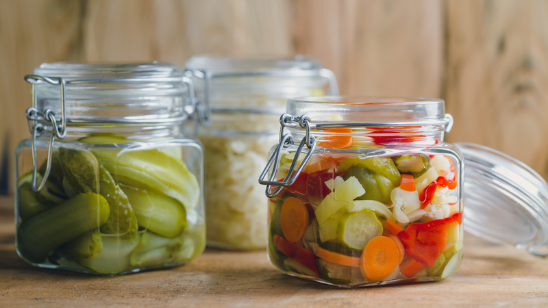 Rau củ muối chua chứa hàm lượng muối lớn dễ khiến huyết áp tăng, gây giữ nước và ảnh hưởng đến chức năng thận