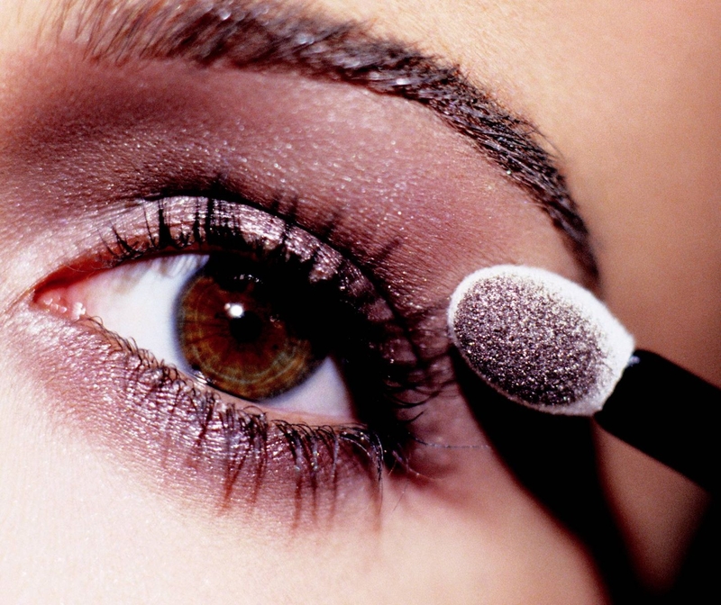 Phấn mắt có thể chứa nhiều kim loại nặng, không tốt cho sức khỏe của bạn