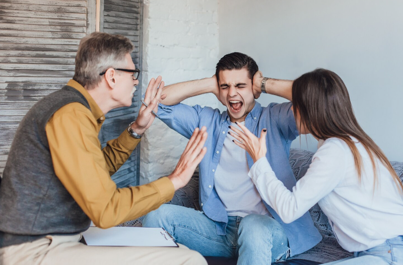 Kẻ thao túng thường cố tình hạn chế và làm xa cách các mối quan hệ xung quanh bạn