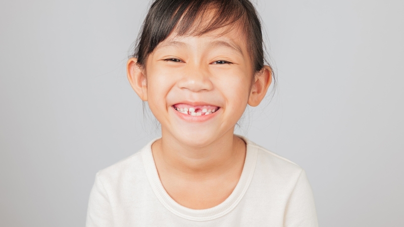 Không ít bậc cha mẹ băn khoăn&nbsp;thay răng sớm có dậy thì sớm không?