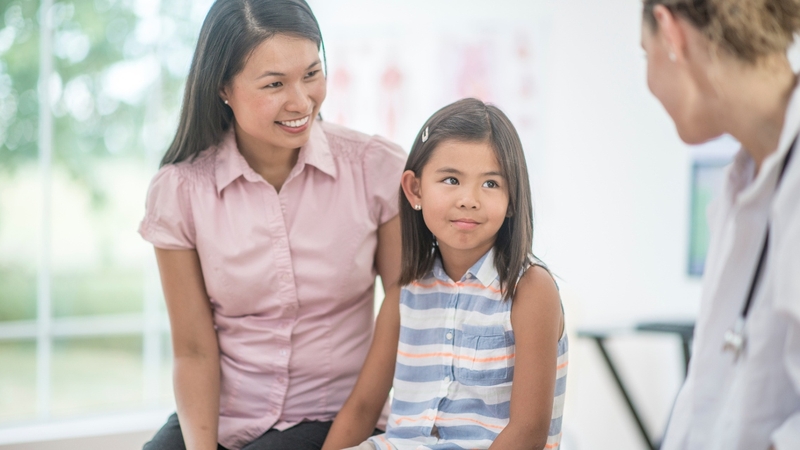 Cha mẹ có thể đưa trẻ đi kiểm tra nếu trẻ thay răng sớm kèm dấu hiệu dậy thì