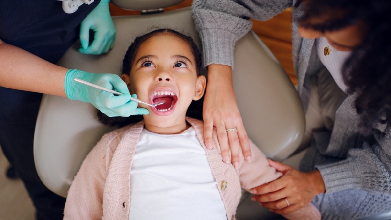 Cha mẹ có thể nhờ nha sĩ tư vấn về quá trình thay răng sữa ở trẻ