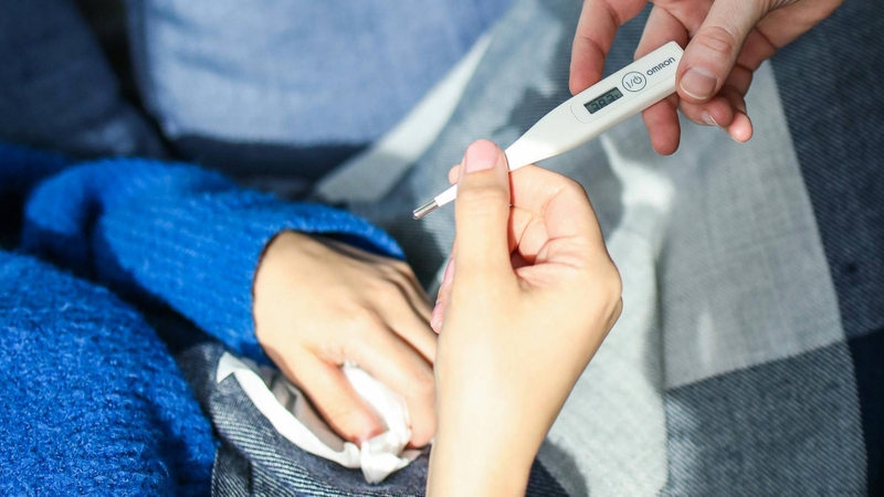 Sốt cao hoặc sốt kéo dài là một trong các dấu hiệu nhận biết bệnh truyền nhiễm