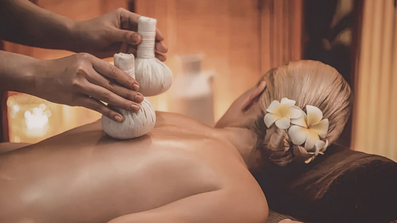 Massage thảo dược là phương pháp chăm sóc cơ thể kết hợp kỹ thuật xoa bóp với việc chườm ấm bằng túi thảo mộc