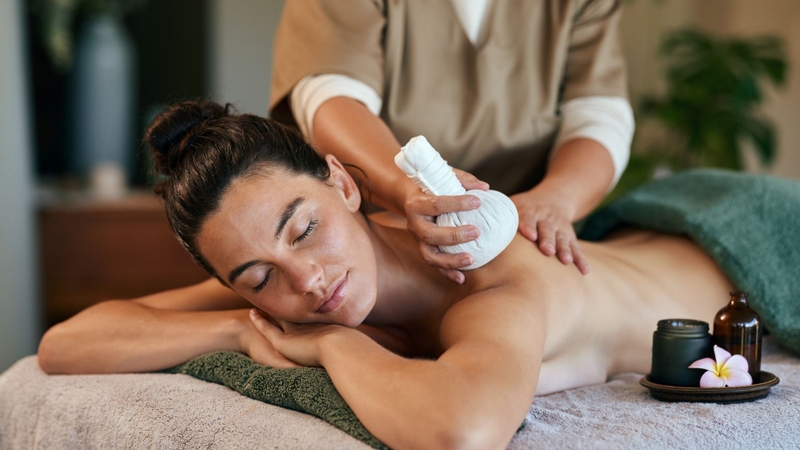 Massage thảo dược c khả năng làm dịu cảm giác đau mỏi trên cơ thể