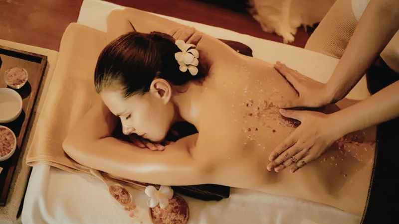 Trong khi massage, nên thả lỏng cơ thể và giữ tinh thần nhẹ nhàng để tăng hiệu quả thư giãn