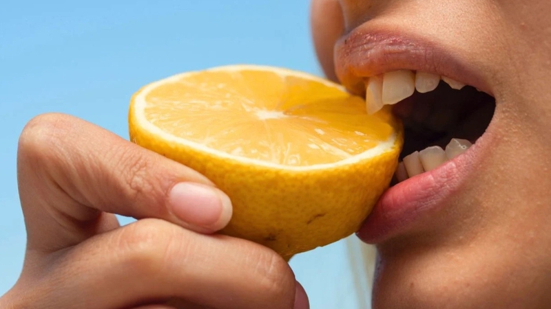 Thèm ăn chua là thiếu chất gì? Có thể đây là dấu hiệu cơ thể thiếu vitamin C