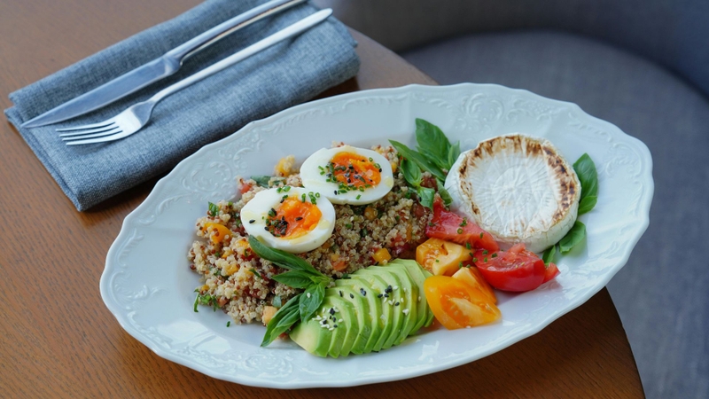 Ăn đủ chất và cân bằng dinh dưỡng giúp giảm cảm giác thèm ăn liên tục