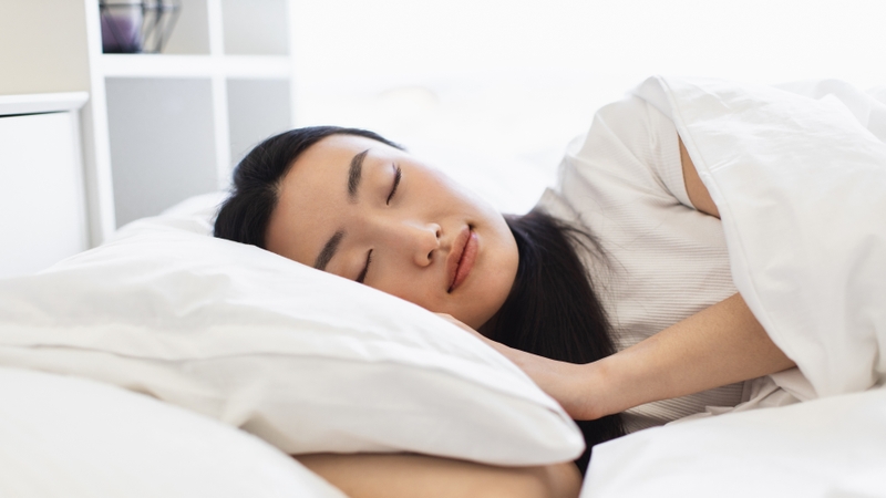 Ngủ từ 7 đến 8 tiếng giúp hạn chế cảm giác thèm ăn đồ mặn kéo dài
