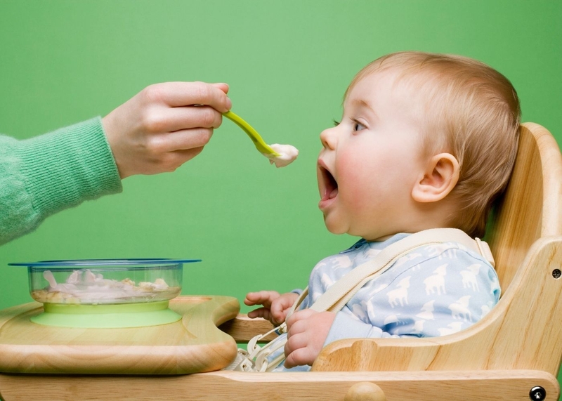 Ba mẹ nên chọn chất liệu, dáng thìa và kích thước thìa phù hợp với độ tuổi của bé