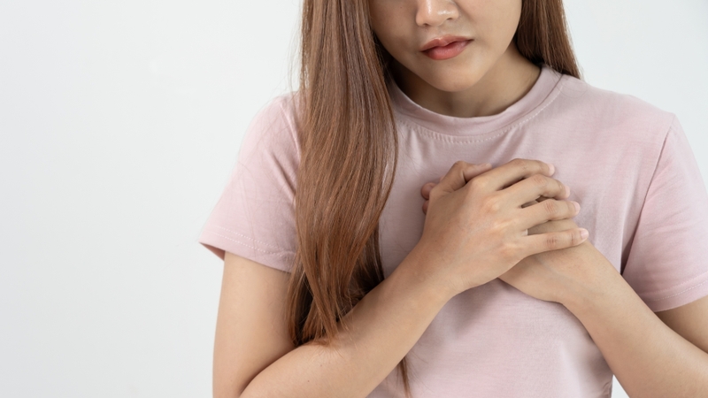 Trong trường hợp nặng, hạ canxi máu có thể ảnh hưởng đến hoạt động điện học của tim, gây loạn nhịp