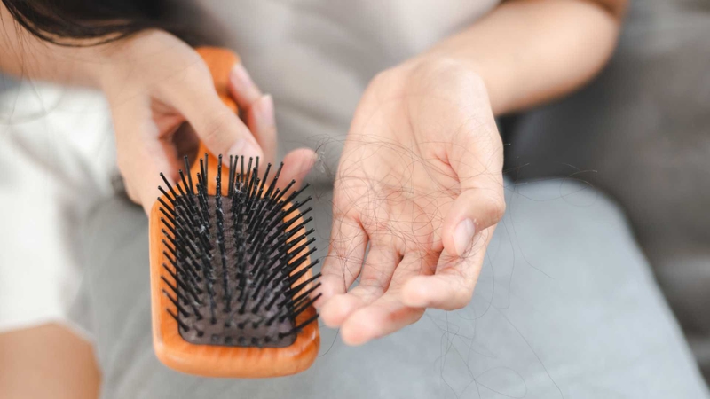 Tóc gãy rụng, móng giòn và da xanh xao có thể là dấu hiệu cơ thể đang thiếu vi chất