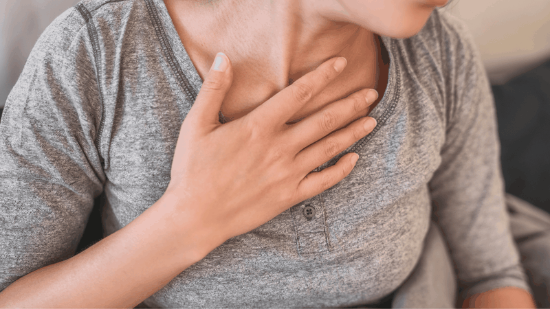 Đau thắt ngực và khó thở là dấu hiệu dễ nhận biết nhất khi gặp phải bệnh