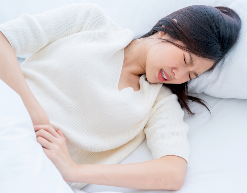 Đau bụng và táo bón là một trong những tác dụng phụ phổ biến của thuốc thiếu máu