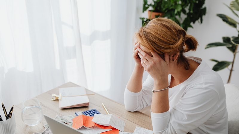 Hạ natri máu nặng có thể dẫn đến co giật, phù não, hôn mê và đe dọa tính mạng nếu không được điều trị kịp thời