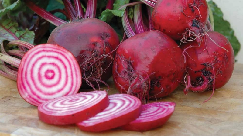 Kết hợp thịt bò với củ dền tốt vì củ dền chứa nhiều khoáng chất, giúp bổ máu