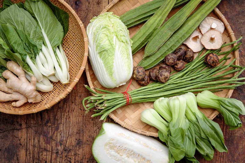 Nên kết hợp rau củ quả đa dạng để bổ sung dinh dưỡng cân đối