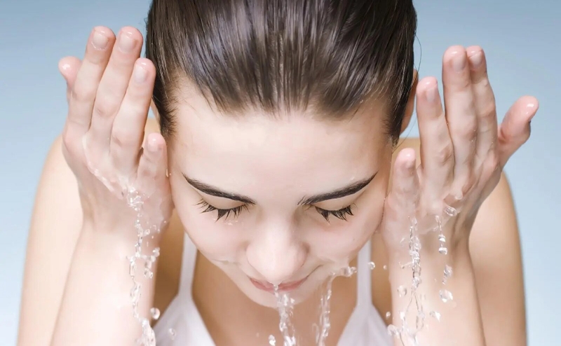 Thoa toner có cần rửa mặt lại không? 2