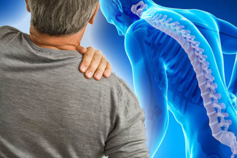 Thoái hóa cột sống đau xương khớp, coi chừng biến chứng khó lường 1