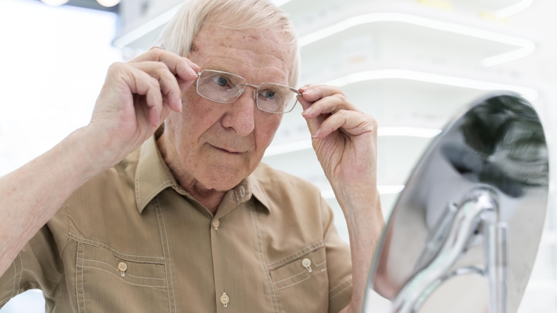 thoai-hoa-diem-vang-macular-degeneration-la-gi 2