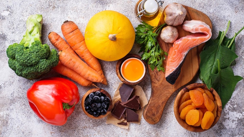 Thoái hóa võng mạc nên ăn gì? Ưu tiên rau xanh, trái cây, cá và các loại hạt