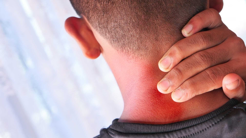 Triệu chứng phổ biến là những cơn đau âm ỉ hoặc đau nhói thường trực tại vùng gáy