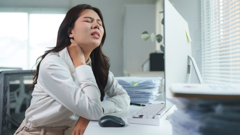 Ngồi sai tư thế là một trong những nguyên nhân gây nên thoát vị đĩa đệm đốt sống cổ
