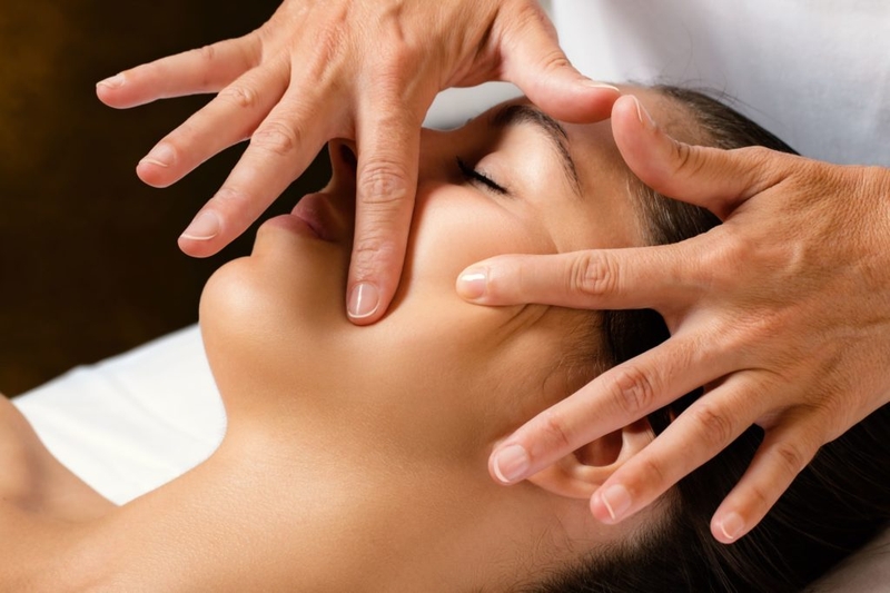 “Thổi bay” lão hóa da với cách massage mặt đúng cách trở nên tươi trẻ 2
