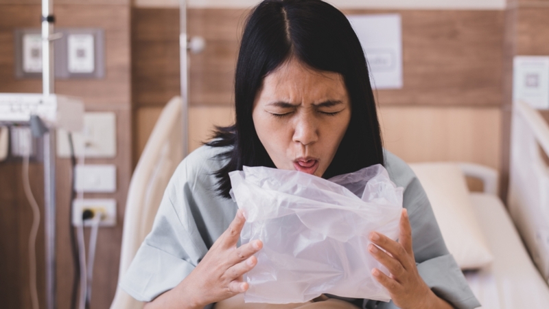 Hóa trị có thể gây ra những tác dụng phụ điển hình như buồn nôn, rụng tóc, chán ăn