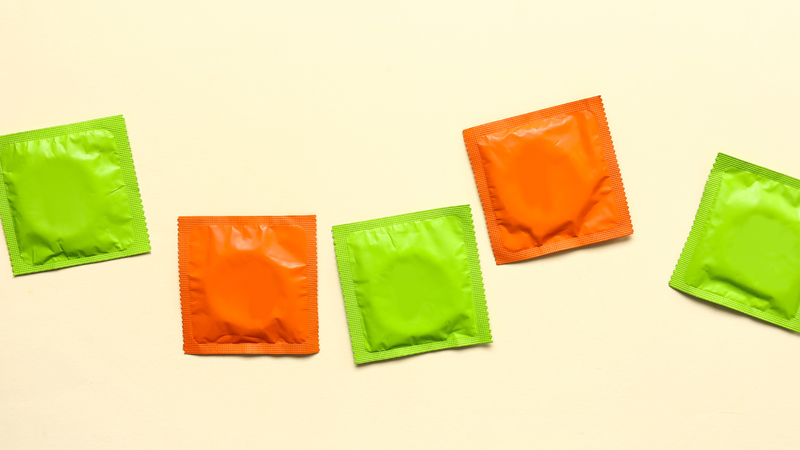 Sử dụng bao cao su giúp phòng ngừa các bệnh lây truyền qua đường tình dục (STIs)