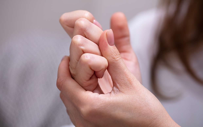 Thói quen bẻ khớp tay chân tạo tiếng có hại không? 2