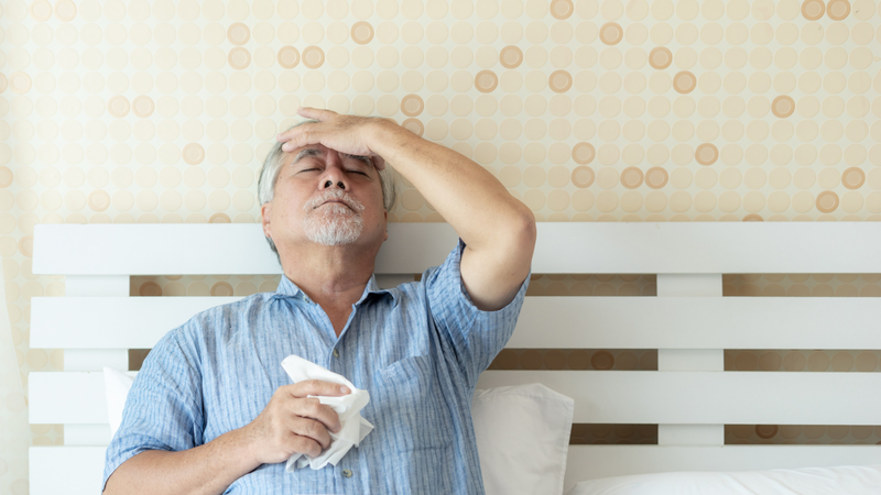 Người cao tuổi dễ bị mất nước, mệt mỏi và kiệt sức khi thời tiết nắng nóng kéo dài