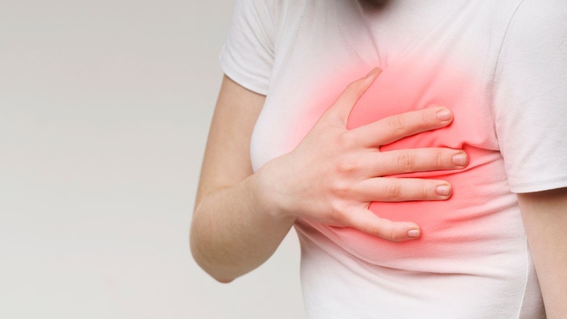 Sốt, sưng đỏ hoặc đau ngực tăng là những dấu hiệu mẹ cần đi khám sớm