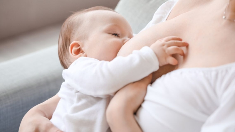 Cho bé bú đúng tư thế giúp hạn chế tổn thương núm vú và hỗ trợ việc bú mẹ