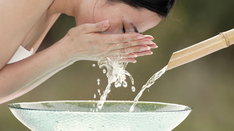 Sau 2 - 4 ngày có thể rửa mặt bằng nước sạch hoặc nước muối sinh lý, tránh sữa rửa mặt hay xà phòng để bảo vệ da