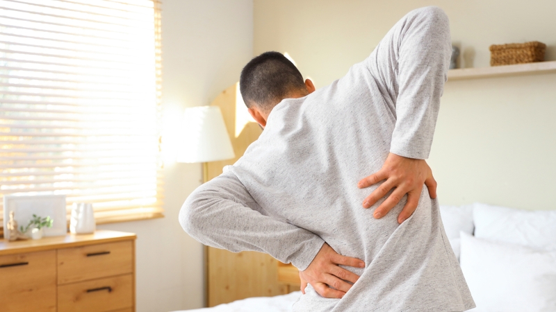 Thủ dâm trong thời gian dài hoặc với tư thế không phù hợp có thể tạo áp lực lên vùng lưng và cơ