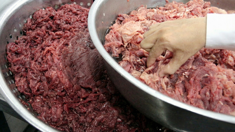 Thịt heo (phải) được ngâm hóa chất, biến thành "thịt bò"