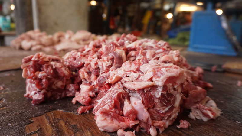 Thịt bò thật có thớ to, chắc, màu đỏ đậm tự nhiên