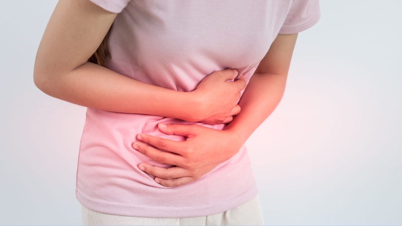 Thai ngoài tử cung có thể gây đau bụng và chảy máu âm đạo