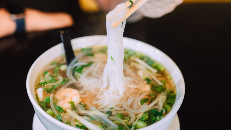 Cơm, bún, phở và thực phẩm giàu tinh bột dễ bị ôi thiu trong mùa nắng nóng
