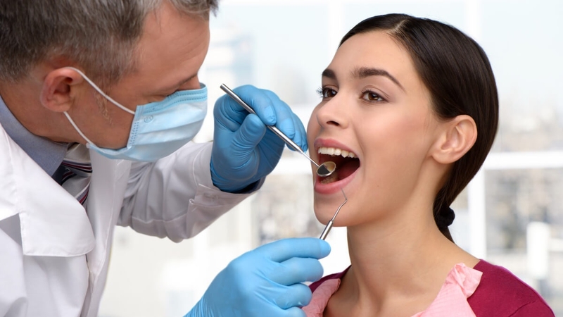 Thức ăn giắt vào kẽ răng do đâu? 4